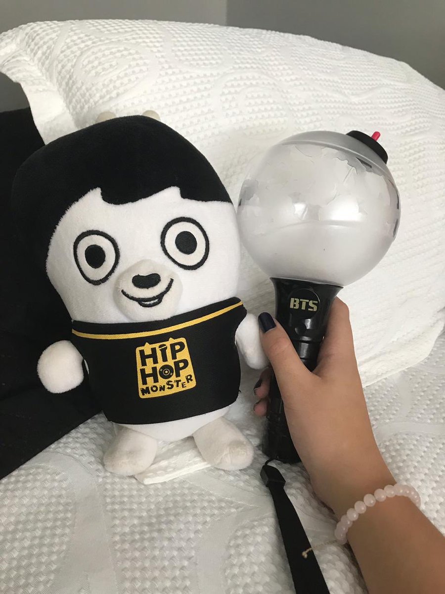 shownuhyun_'s tweet photo. 💓BTS GIVEAWAY💓

Oi amores eu comprei uma army bomb vr3, então vou sortear a minha antiga!! Hiphop monster vem de brinde!!
•Me seguir e seguir @pokemonstwr 
•Rt e Fav 
•RT no meu fixado 📌 (meu rt deal)
•Marcar dois @
-resultado quando eu atingir 700 rts no fixado!! https://t.co/hfMWHIqwad