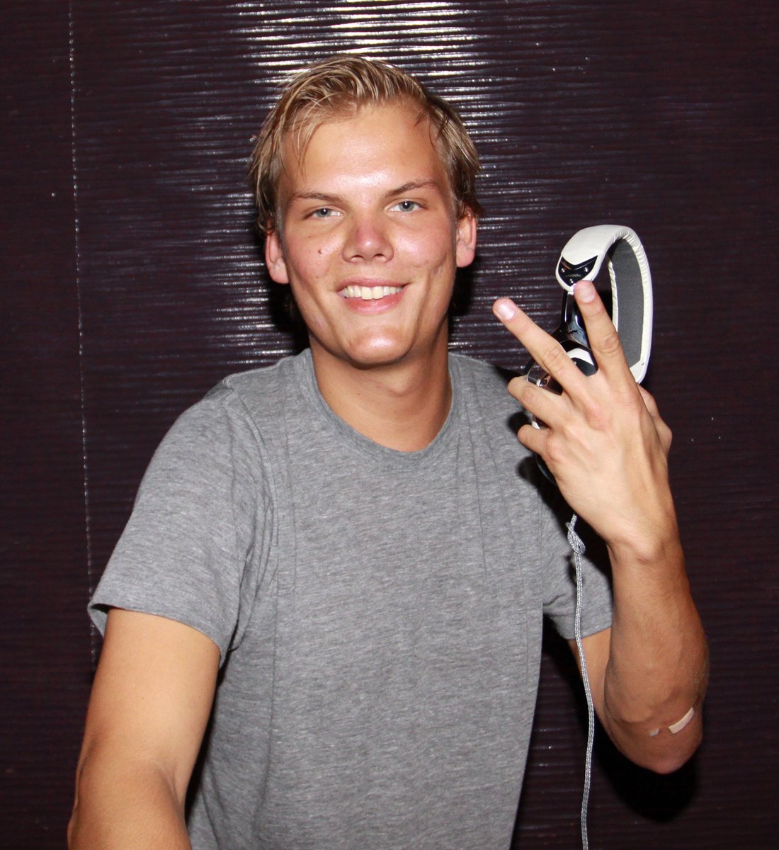 ComplexMusic's tweet photo. Avicii’s posthumous album 'Tim' is dropping soon and the single "SOS" comes out April 10 🙏🏼

Net proceeds will go to the Tim Bergling Foundation, a nonprofit Avicii's family started to raise money for suicide prevention: https://t.co/aLw7kjLIfn https://t.co/Xr5eI6y2KC