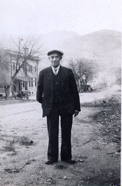 jake_a_loo's tweet image. Remembering Birmingham-born mechanic Anthony Baker who settled in Canada but was recruited to work in Britain during the war where he lost an arm during the Zeppelin raid on Woolwich Arsenal in October 1915: militaryandfamilyhistory.blog/2019/04/04/rem…