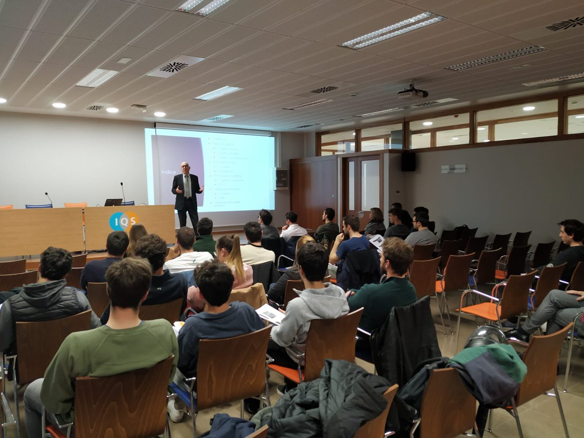 LigadeBolsa's tweet photo. Os compartimos algunas imágenes del evento organizado por @PclubCi &amp; @gpmbroker "Conceptos básicos del Análisis Técnico Bursátil" 📈 por #AugustFelipeAlvarez
#Eventos #Formacion #ClubesdeInversion https://t.co/SJM7VD7i2h