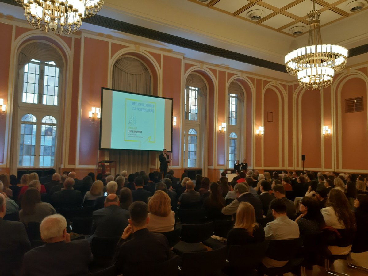 VUPreis_Berlin's tweet photo. Live von der Preisverleihung im Berliner Rathaus: Gleich beginnt das Bühnenprogramm  #Vielfaltunternimmt #Berlin https://t.co/zsqv3hEXUa