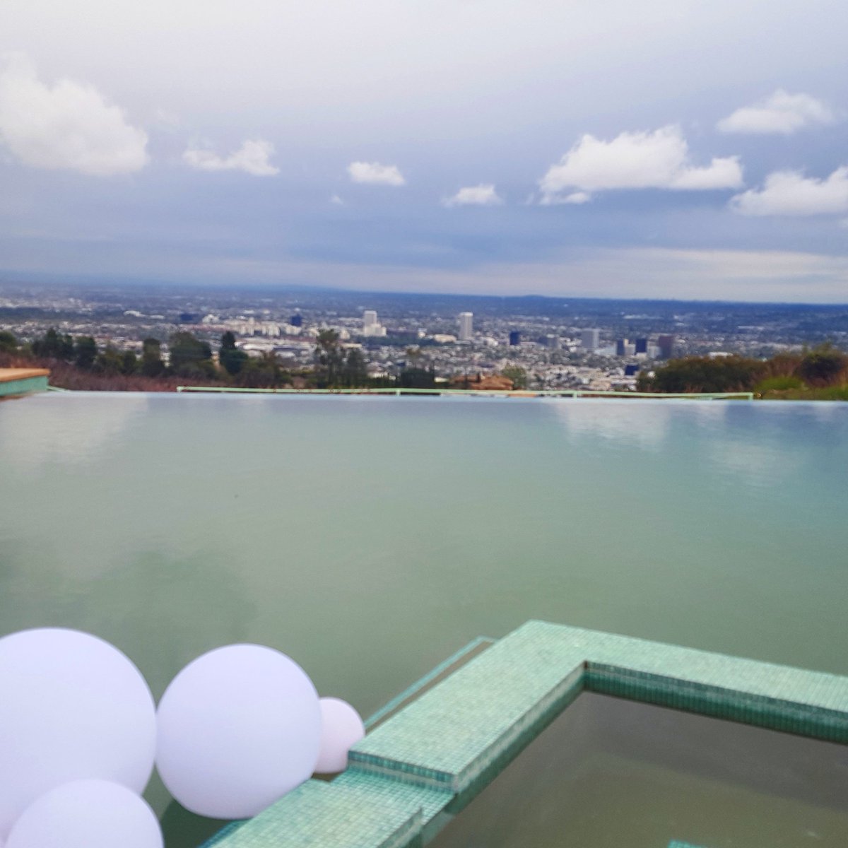 Well hellooooo, Los Angeles!

#views #infinitypool #hollywoodhills #swanky #backyardviews #losangeles #snbaasummit2019 #WanderingSideEye