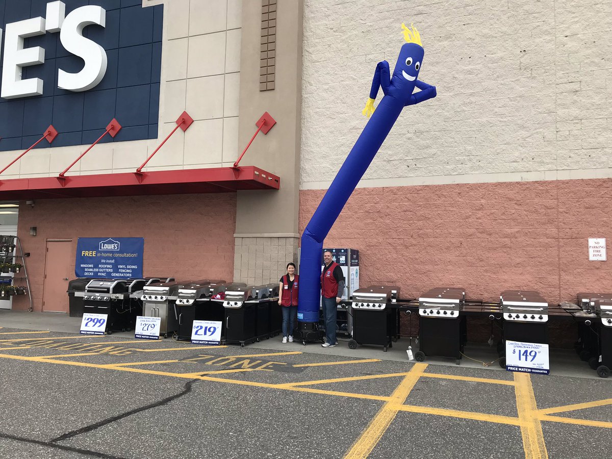 forrest1917's tweet photo. Bay Shore Lowes is the place to go for all your spring Black Friday needs. Look how happy our tall friend is to be here😃. #onedegreemore. #staytallmyfriends. @Legler1363 @l_abbatecola @AliceLC17 @timdaleynymetro https://t.co/4RKhHeK79J