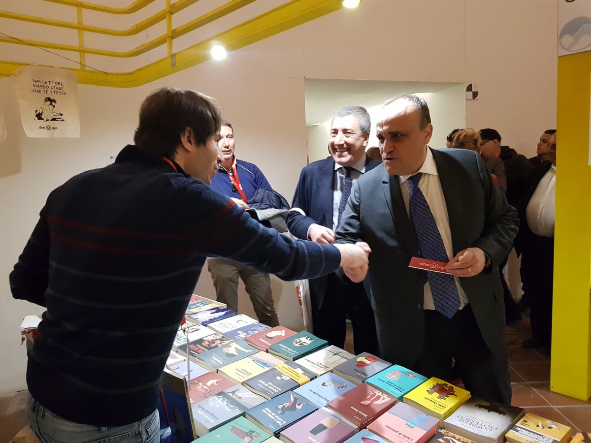Oggi ho visitato il Salone del libro a #Napoli. Queste esposizioni sono utilissime per promuovere la #lettura. Un obiettivo su cui stiamo lavorando con determinazione. La fiera di Napoli è un esempio per tutte le altre città del #Sud.