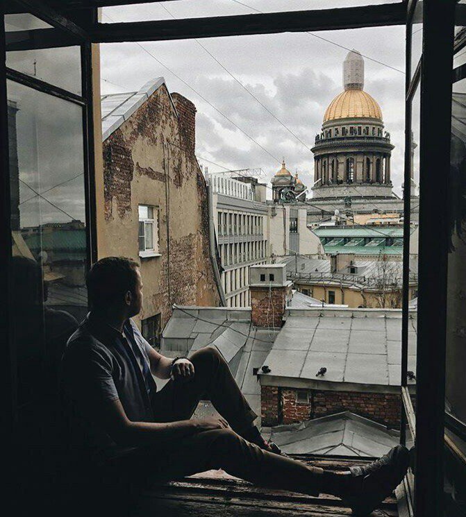 Картины двое у окна. Питерские дворы колодцы. Незадачливый прохожий виден из окна чердака. Двор колодец спб. Из окна видна даль.