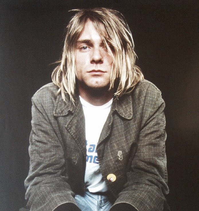 Hoy se cumplen 25 años de la partida de Kurt Cobain, en su honor hagamos un hilo de fotos de esta gran leyenda.