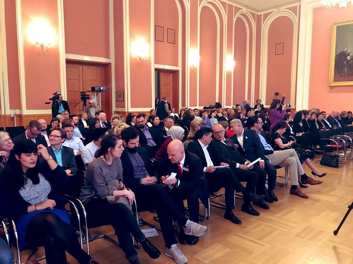 RamonaPop's tweet photo. Bin mächtig stolz auf unseren Preis #Vielfaltunternimmt!🎉🎊
Allen Bewerber*innen gilt mein besonderer Dank. Sie stehen beispielhaft für das, was migrantisches Unternehmertum für #Berlin ausmacht: Engagement, Leistungswille und #Vielfalt.👏🤗 https://t.co/BX9pX4gAb8
