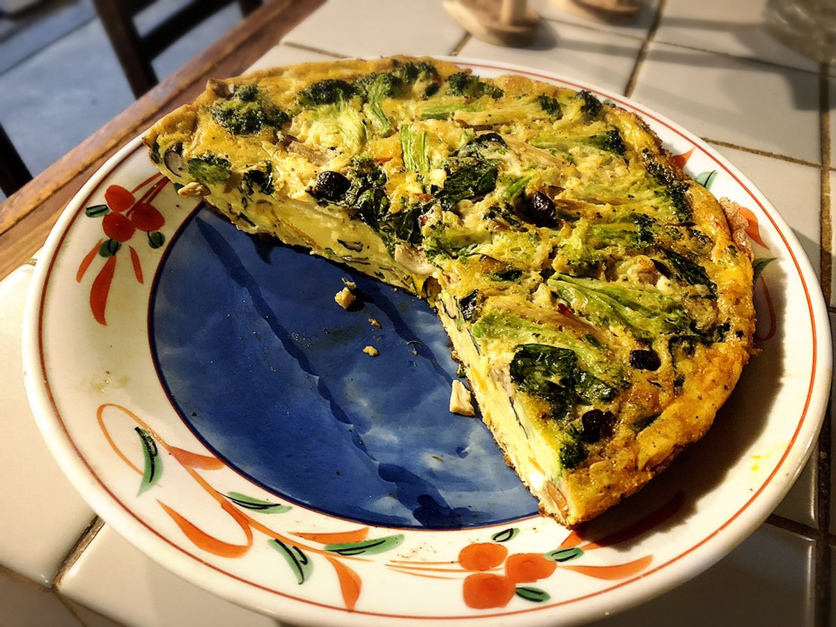 dokuzetumama's tweet photo. 【本日のおすすめ！大皿料理】

坪風オムレツ 690円

チーズと野菜たっぷり♡
見た目はキッシュ��たい？！ https://t.co/snNV0NFZNI