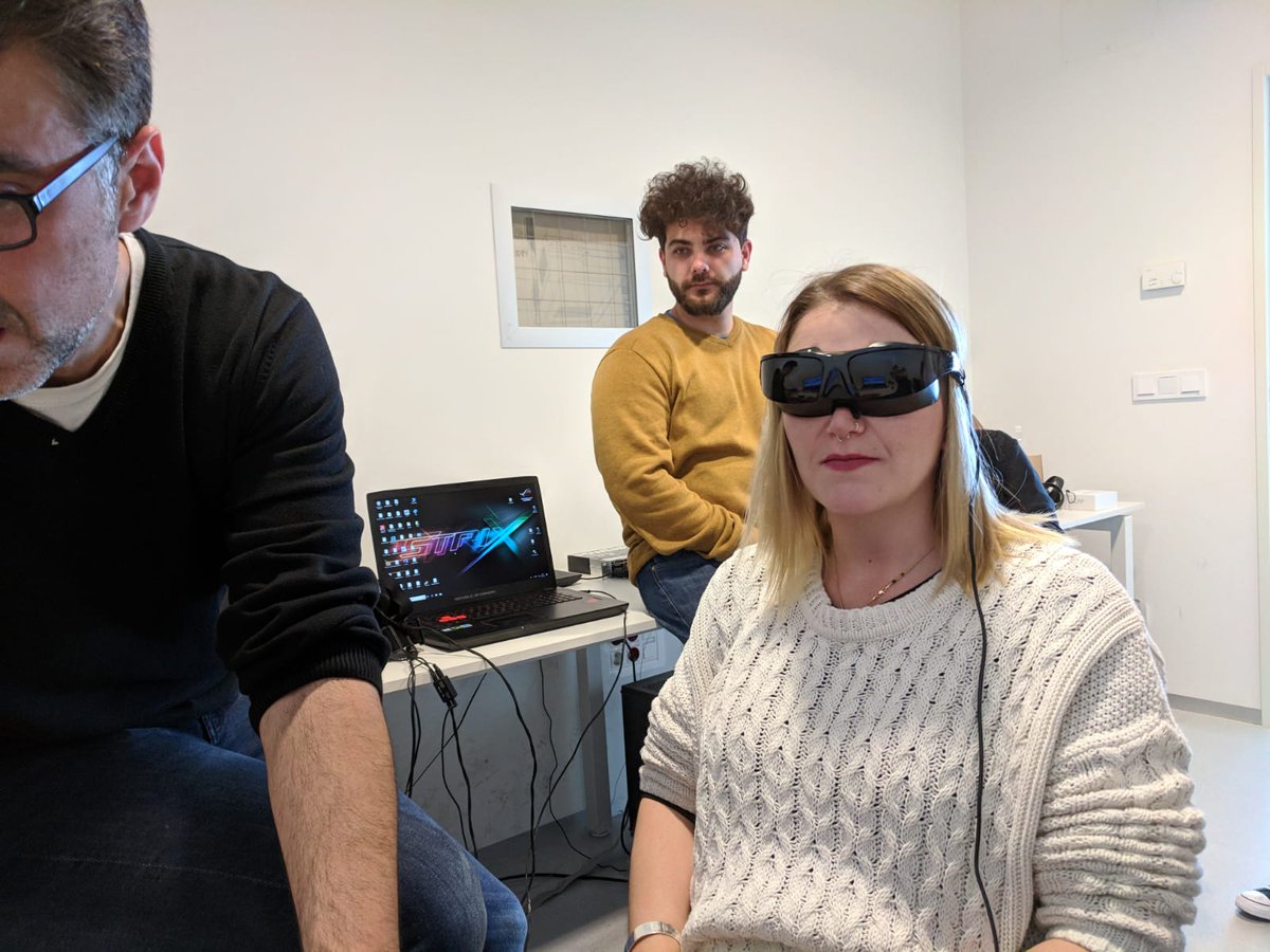 Master NMKUGR (@masterneuromk) on Twitter photo Así se lo pasan los alumnos del <a href="/MasterNEUROMK/">Master NMKUGR</a>, en el Centro de Investigación Mente, Cerebro y Comportamiento(CIMCYC) de la UGR.
¡Probando la realidad virtual! #Neurociencia #RealidadVirtual #Neuromarketing Así se lo pasan los alumnos del <a href="/MasterNEUROMK/">Master NMKUGR</a>, en el Centro de Investigación Mente, Cerebro y Comportamiento(CIMCYC) de la UGR.
¡Probando la realidad virtual! #Neurociencia #RealidadVirtual #Neuromarketing