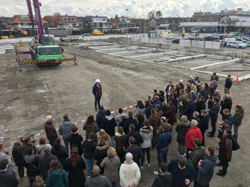Thunnissen_Bouw's tweet photo. Gistermiddag feestelijk moment "laatste vloerplaat" met toekomstige bewoners #Aarkadekwartier in @gemeenteaadr en in recordtijd trafo @LianderNL geplaatst! Nu gaan netbeheerders aan de slag zodat eind april @CCBouw kan gaan tunnelen. https://t.co/XQnAQ3FmRv