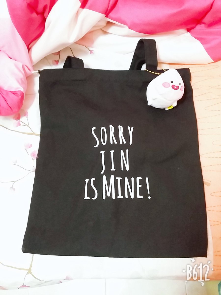 JinnyPeach00's tweet photo. I'm back to update about myself!:D
I'm a Chinese girl with bronze curls,and I'm carrying this bag🤣🤣
I'm also wearing a Cooky necklace as shown in the pictures above!xDD
Can't find me?Keep an eye on someone holding these 2 dolls!
See you there!#MYSopeOpera https://t.co/JU8I8Rh3aE