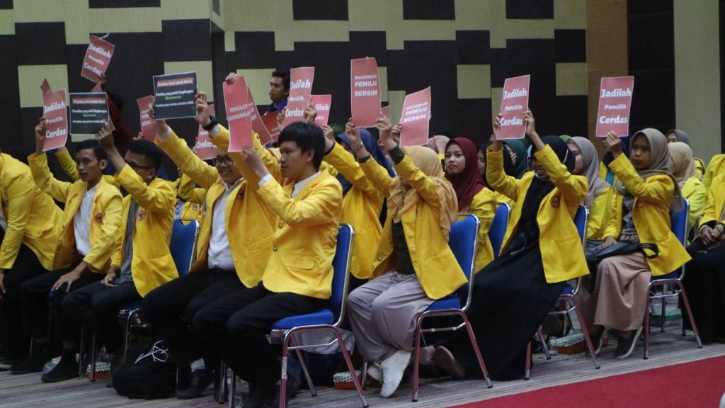 Diskusi Politik “Mencari Pemimpin yang Mengerti Kalimantan Selatan” peristiwaonline.wordpress.com/2019/04/05/dis…