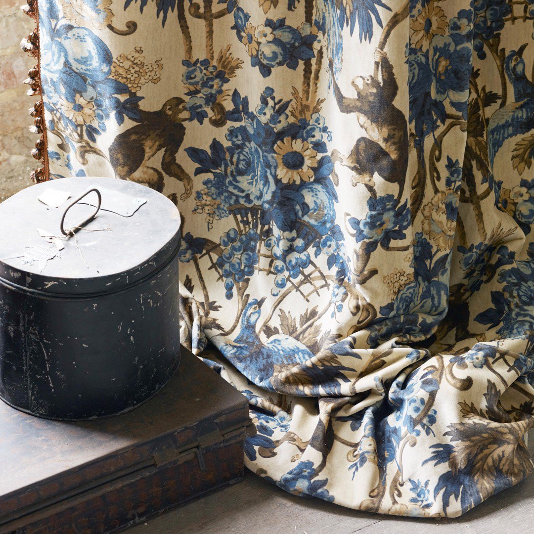 Animals and nature are a trend in interiors that’s here to stay, the charming Monkey Puzzle is a luxurious printed cotton velvet. Where would you use this playful design in your home? 
linwoodfabric.com/product/fabric…