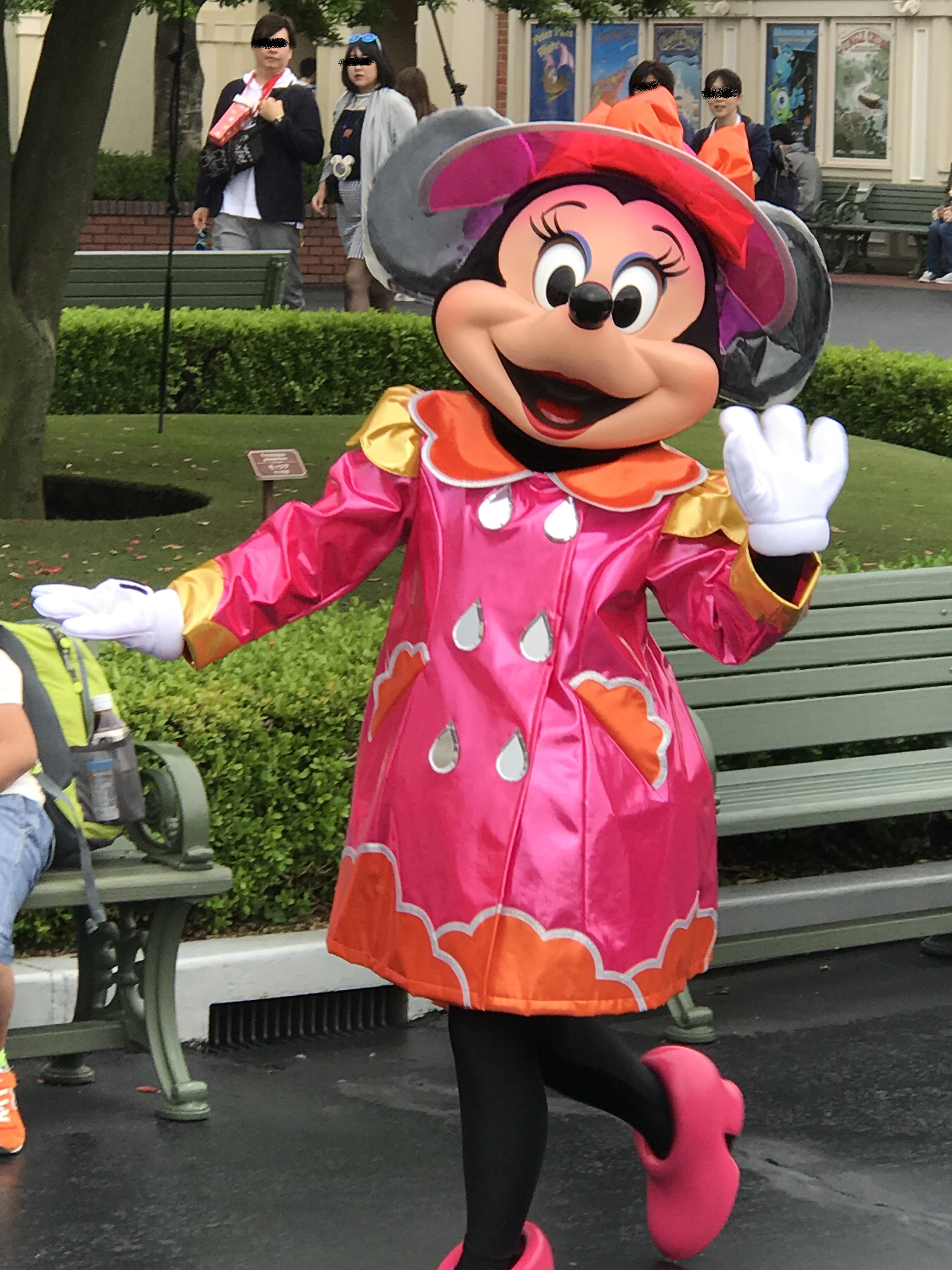 岸和田 ミッキー ウッディーウッドペッカー たまにd垢 雨の日だけかもしれませんね カッパを着たミニーマウス 18年５月２１日 東京ディズニーランド 朝少し雨降ってまして ゞ ２回会った内のこの写真だけでした ディズニーランド 雨