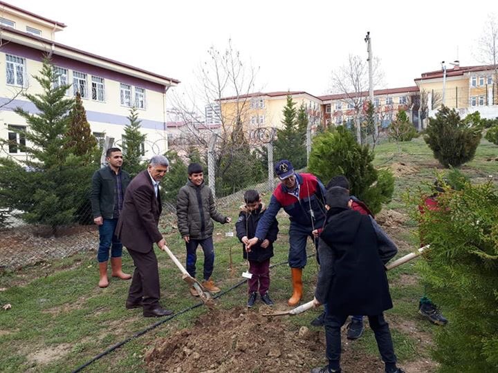 @CocukHizGM himayelerinde başlatılan ‘Çocuk Bahçesi’ Ağaç Kampanyası kapsamında  Çocuk Evleri Sitesi Müdürlüğü koruma ve bakım altında bulunan çocuklarımız  kendi adlarına ekmiş oldukları fidanlarını toprakla buluşturdu. <a href="/ZehraZumrutS/">Zehra Zümrüt Selçuk</a> <a href="/ailevecalisma/">Cshabakanligi</a> <a href="/SuatKenc/">SUAT KENÇ</a> <a href="/SAHABETTINCAN23/">ŞAHABETTİN CAN</a>