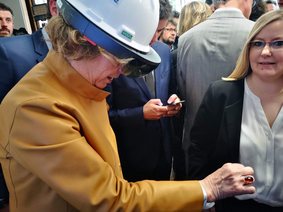 CONSEIL3D's tweet photo. Présentation de notre expertise #HoloLens à la ministre du travail, Muriel Pénicaud. Merci à Nicolas Dupain et au #ImmersiveLearningLab pour l'invitation. La #mixedreality ca décoiffe ! #microsoftpartners #AugmentedReality #ministre https://t.co/OxGMK0pPuU