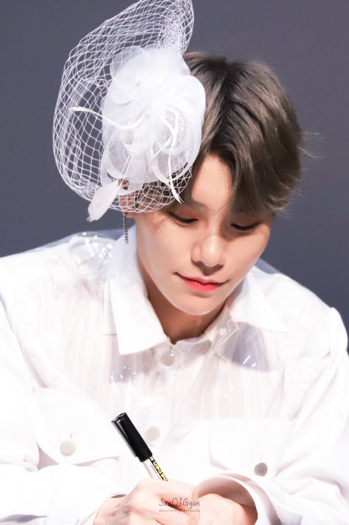 SeaOfGyun's tweet photo. 190328 상암 에스플렉스 팬사인회

왕자님 공주님 천사님 요정님 .. 
뭐그런거 , 해사한거 ! 그거 다 상균이 해 
( ˶´⚰︎`˵ ) 

#상균 #김상균 #SANGGYUN
#サンギュン #JBJ95 https://t.co/V0JoilsQfJ