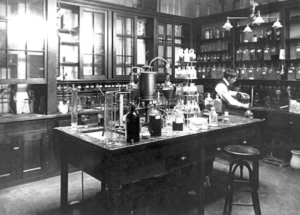 StoriaMedicina's tweet photo. Otto Knut Olof #Folin (1867-1934) was a Swedish-born chemist who is best known for his work at @Harvard on practical micromethods for the determination of the constituents of protein-free #blood filtrates and the discovery of creatine phosphate in #muscles. 
#histmed #laboratory https://t.co/afhd811fKV