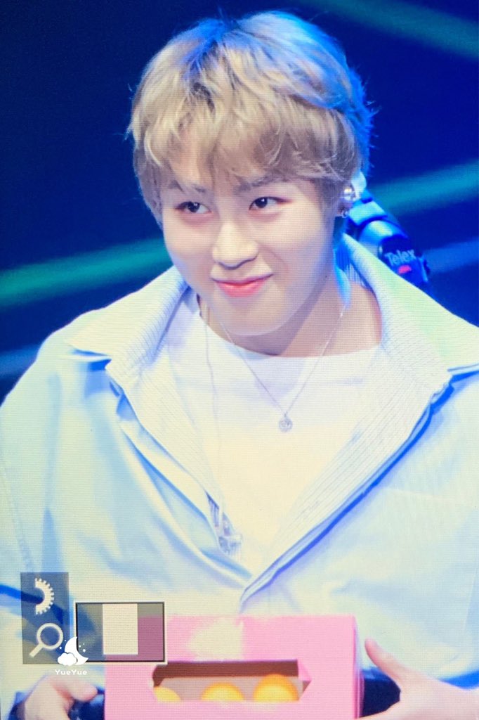 190405 🤨🤨
#하성운 #HASUNGWOON #ハソンウン #河成云 #MyMoment #BIRD https://t.co/KRGoTXba1v