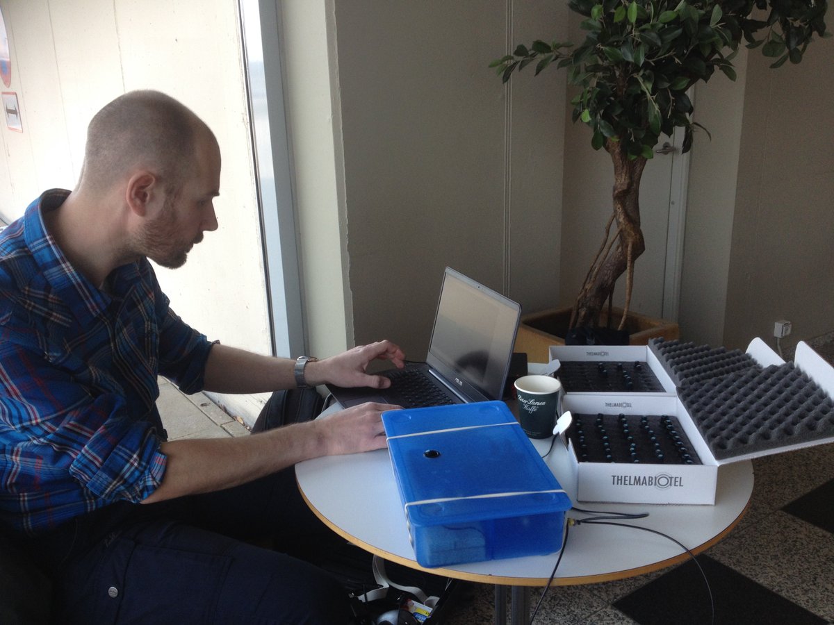 BaktoftH's tweet image. #FishTelemetry at the airport. Erik from @ThelmaBiotel flew in with one day's notice to reprogram tags going out very(!) soon. Great customer support!👍