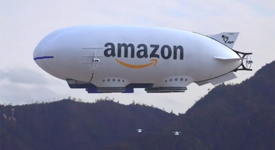 Benjamin_Rateau's tweet photo. Un zeppelin @Amazon et son armée de drones font le buzz. "Le fait est que si tout cela nous semble impossible, cette idée découle bel et bien de travaux menés par Amazon." !! via @lesnums https://t.co/dwrJshdeG6 https://t.co/u2JgZmm3Tn