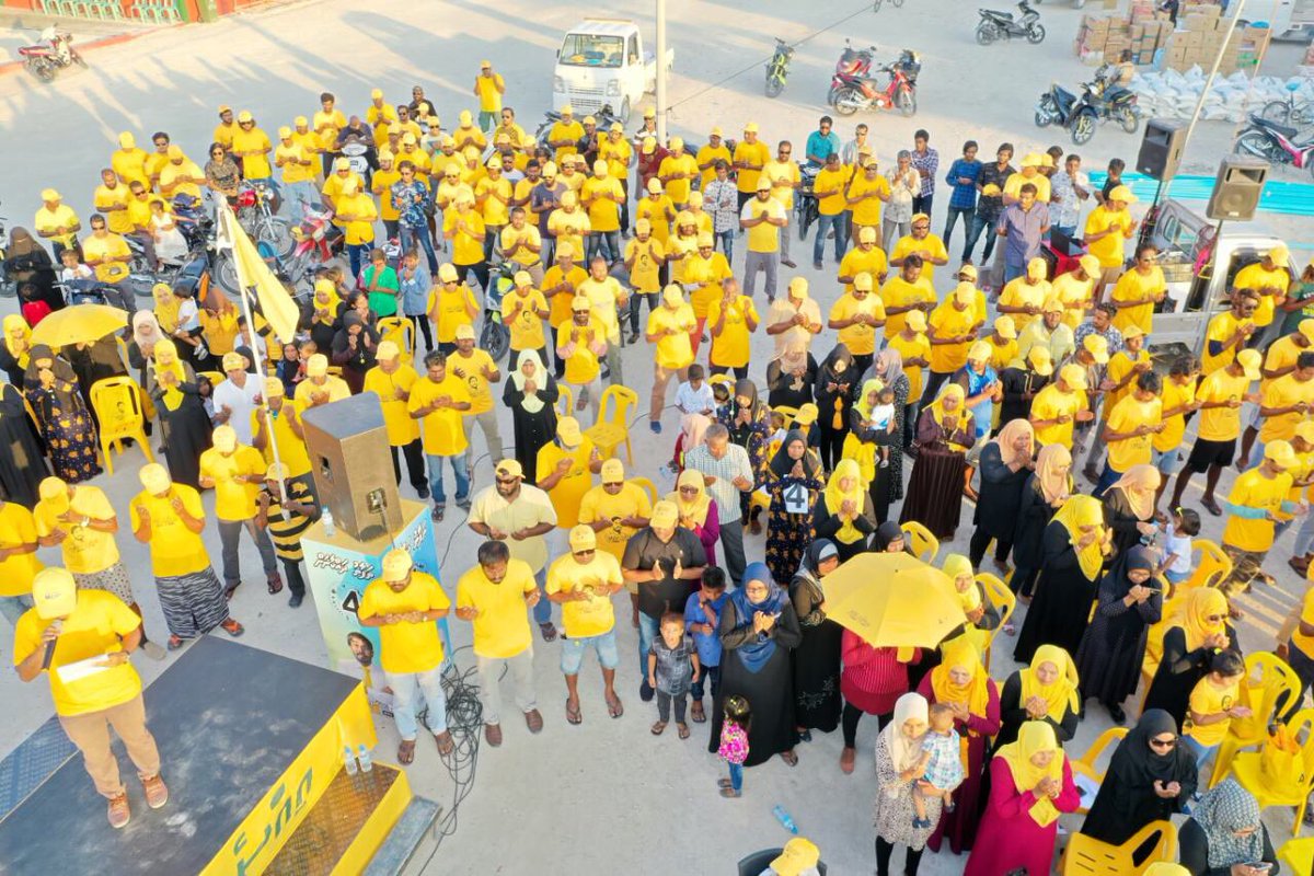 MYaasein's tweet photo. Dhuvaafaru Dhaairaage Sarukaaru candidate Ismail Ahmed ge campaign ninmumuge harakaathuge therein.

@N4Isse11 @jumbojeyz @AamirE08 @DpIlhaam @MDPSecretariat 

#Vote4Isse
#ThafaathuDhakkaanan
#DhuvaafaruDhaairaa
#Agenda19
#Majlis19Thilafathah https://t.co/t1K89CAVYR