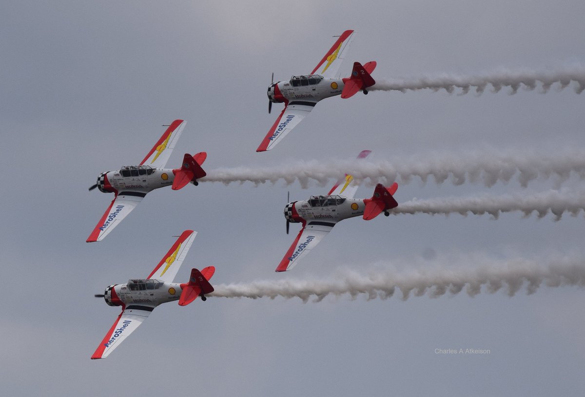 Military_Flight's tweet image. #SnF19 | #Aeroshell Aerobatic Team's four North American AT-6 Texans flew on Thursday at #SunNFun.
The #AT6 was nicknamed The Pilot Maker, as it served as a trainer for fighter pilots during World War II.