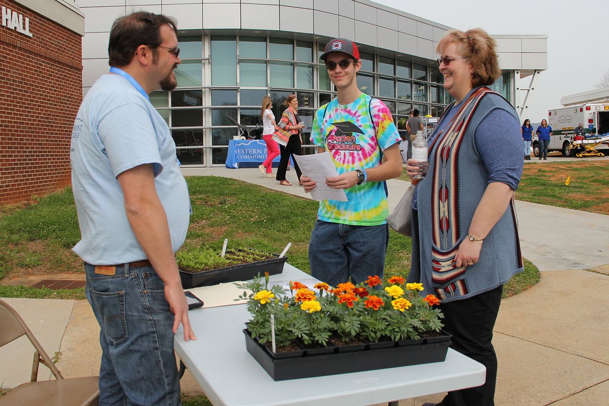 _cshuffler's tweet photo. Great Pioneer Preview event for @BurkeCoSchool seniors Thursday @WPCC_Morganton sponsored by @WorkInBurke. #ExperienceWPCC #IgniteLearningBCPS https://t.co/CG8B5ut8pC https://t.co/DJNuof0JWX
