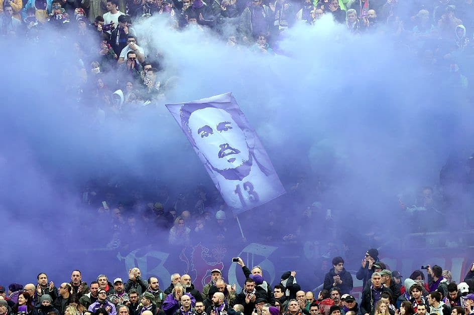_BeFootball's tweet image. Les dirigeants de la Fiorentina ont décidé de renouveler à vie le contrat de Davide Astori. Son salaire sera versé à sa famille et permettra d'assurer l'avenir de sa femme et de ses enfants ! 👏

Une très belle décision. 💜