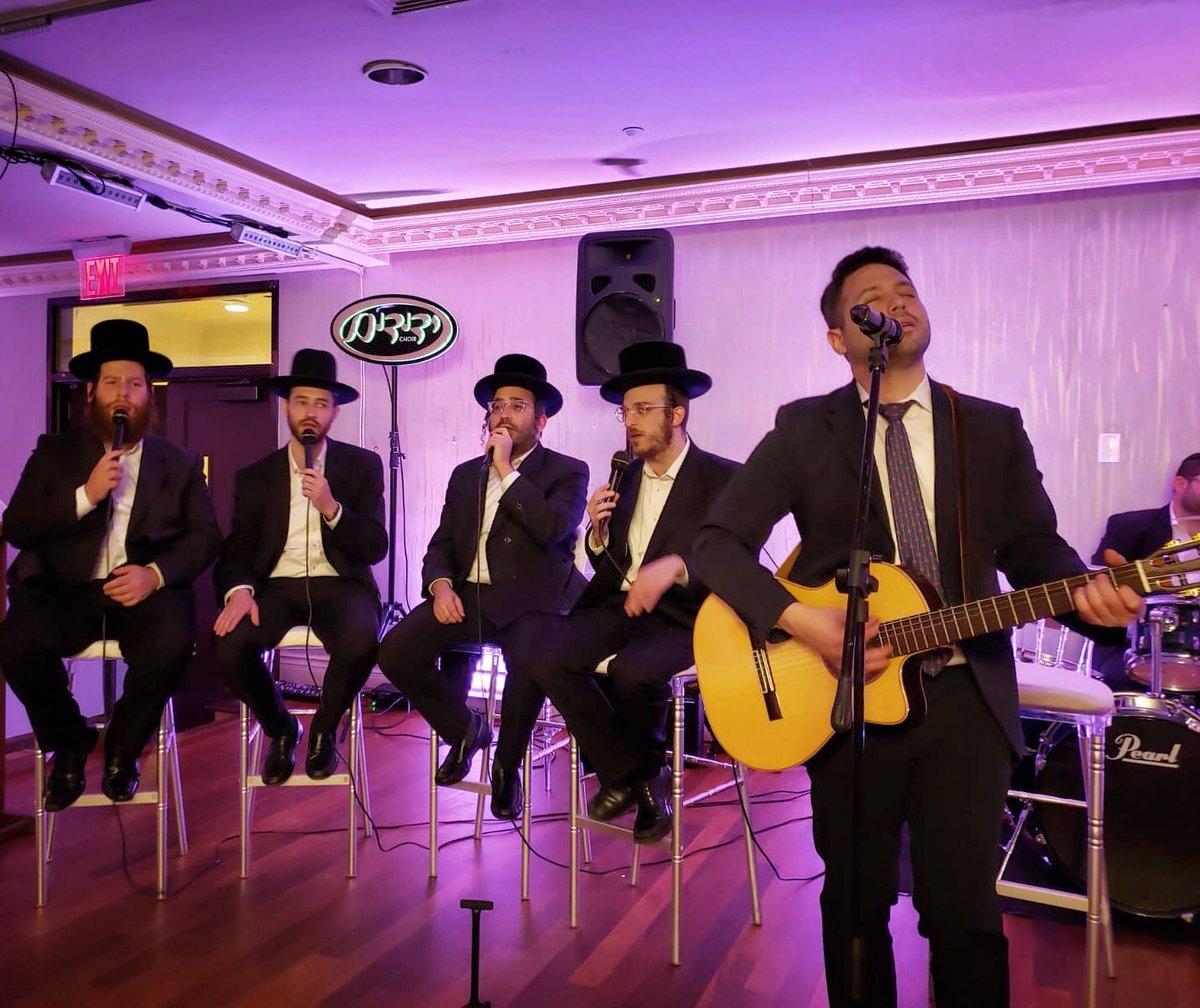 #mazeltov to <a href="/TEITELBAUMAARON/">AARON TEITELBAUM</a> &amp; family upon the #engagement of his daughter! At the #tnoyim last night with #EliLevin #awesomeperformance #photocredit <a href="/jay_kay57/">Jay Kay</a>