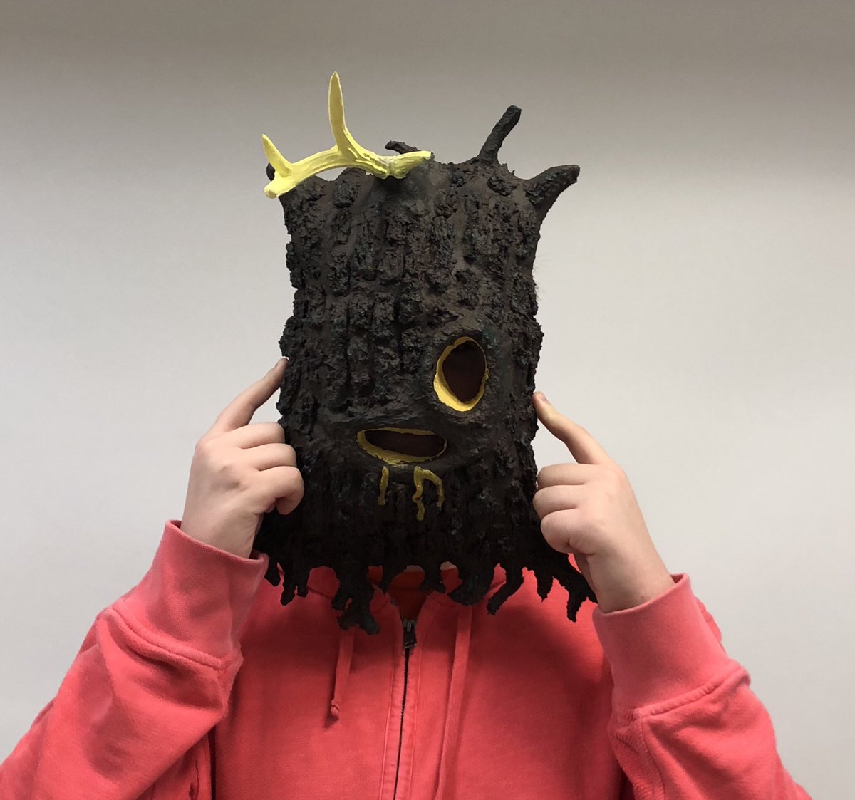 ramseyhsart's tweet photo. A few more finished masks by Sam, Meg, Jordan &amp; Connor #mask #sculpture #foil #plaster #celluclay #armature #foundobjectart #acrylicpaint #highschoolart https://t.co/13oAeitLxK