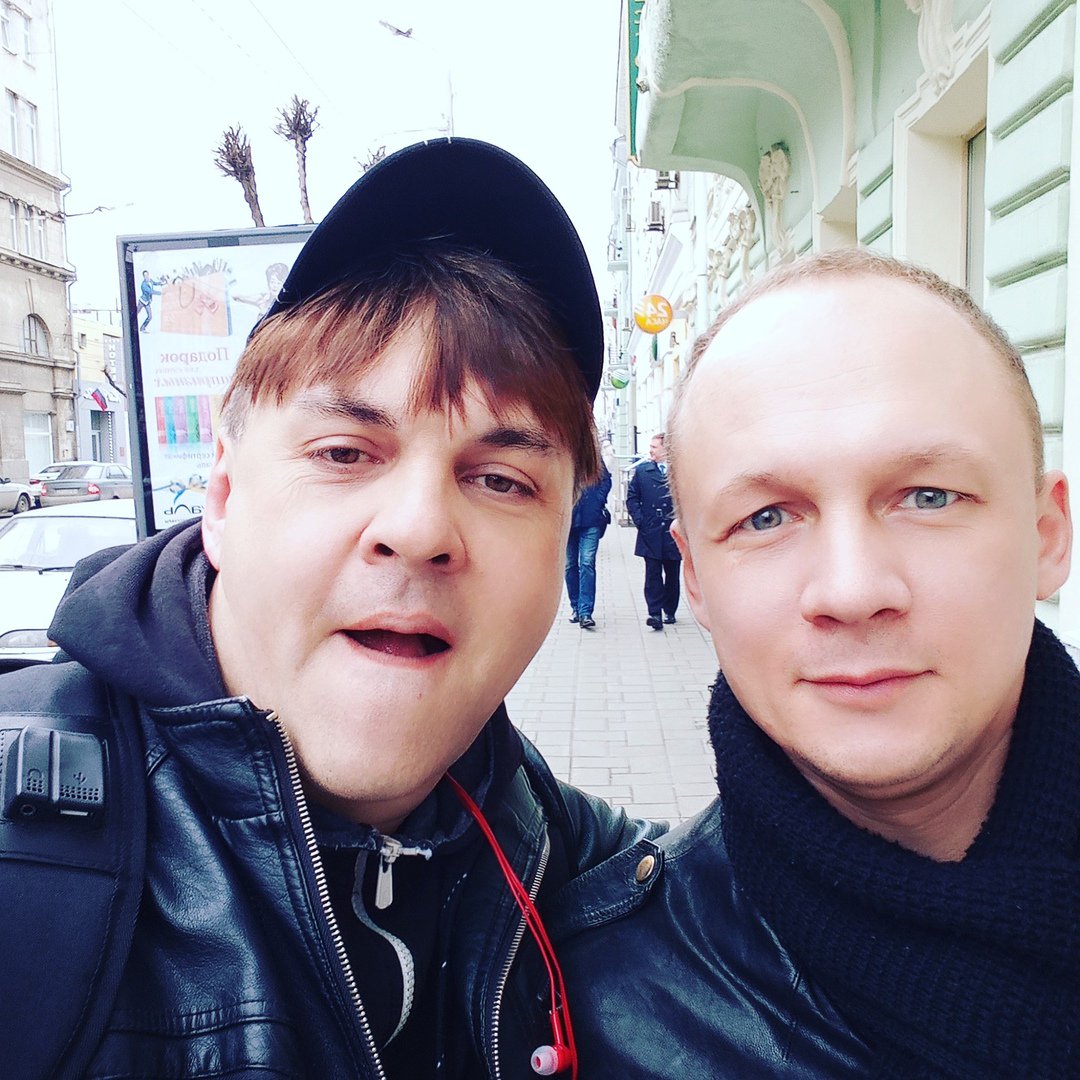 Иду такой по улице Куйбышева, и встречаю актёра Михаила  Горского,который сыграл в сериале "Солдаты" рядового (потом сержанта)  Максименко,а в фильме "После тебя" соседа Алексея Темникова(Сергей  Безруков). Прикольно так)))