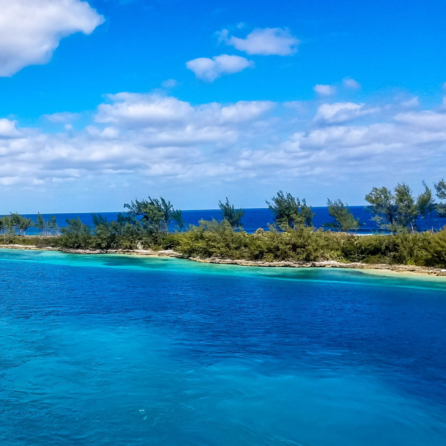 Resortline カラフルな街並みと美しいビーチを持つナッソー バハマの首都で ニュープロビデンス島に位置しており まるで絵本の世界に迷い込んでしまったかのようなカラフルな光景が広がります 周囲にはターコイズブルーの美しいカリブ海が広がり 白い