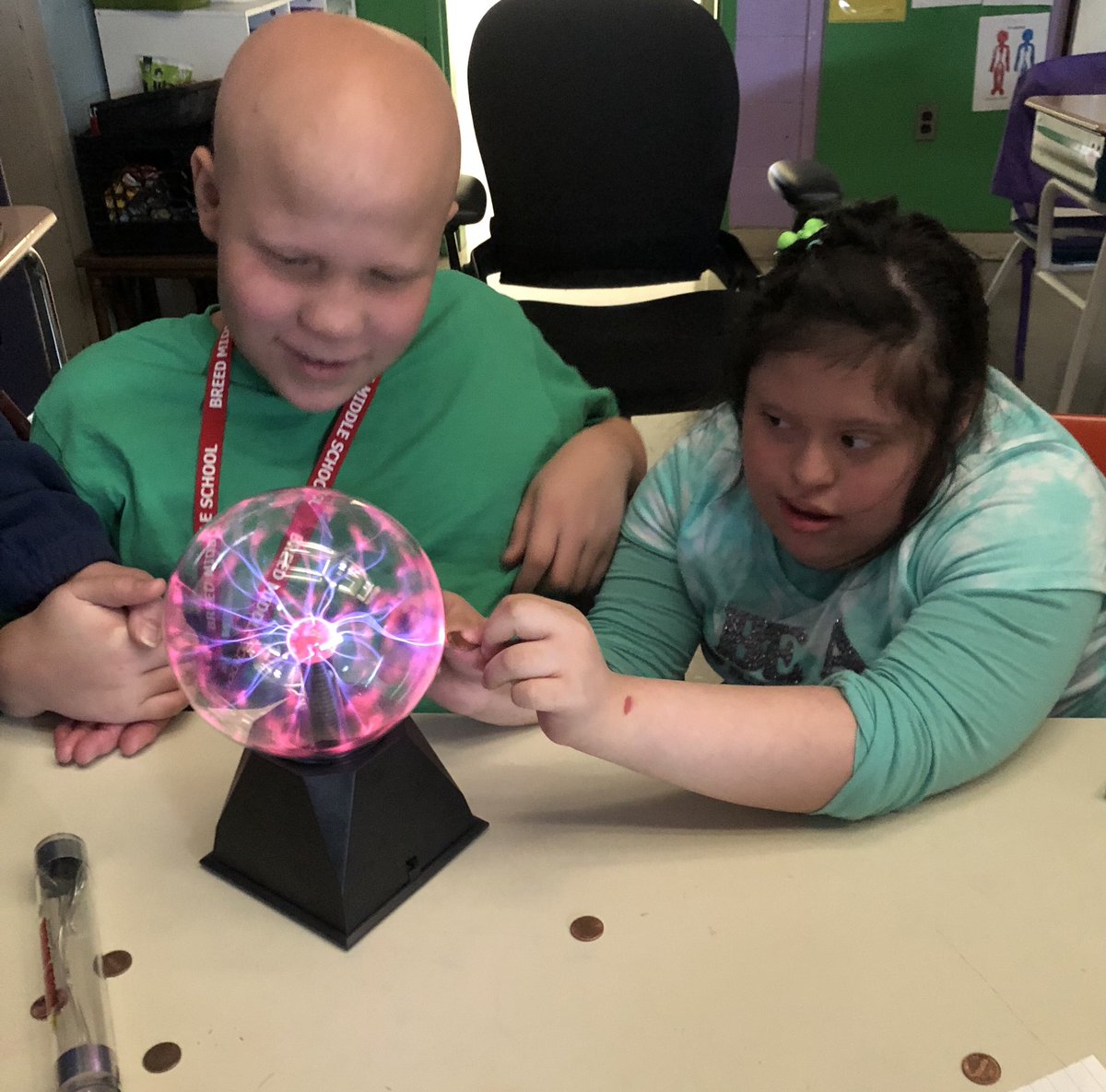 ogles_mrs's tweet photo. Ms. Constantino’s students exploring electricity. #BreedTeach https://t.co/PhNx4KHKyb