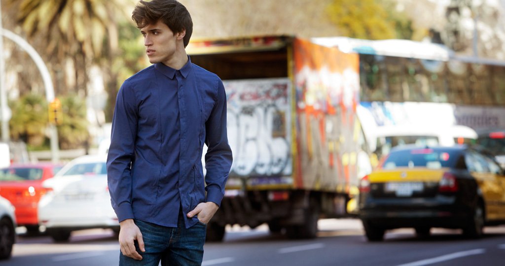 donandmerit's tweet photo. Discover #Barcelona wearing your  comfortable #doanandmerit shirt to move around, carrying your stuff, safety and looking great. @donandmerit https://t.co/HrEGQGZYQL