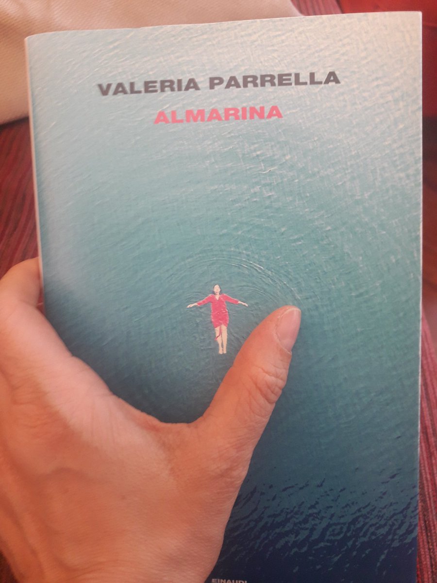 'Procedemmo con la cura che meritano le cose eterne'

Con questo libro #ValeriaParrella trova la congiuntura perfetta tra forma e contenuto, un equilibrio stilistico che permette alla storia di prendere il volo.
Ammirata.