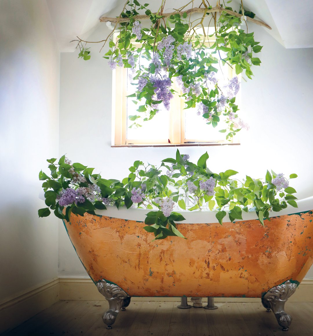 AnnieSloanHome's tweet image. Janice Issitt always wanted a copper bath but due to that age-old decorating conundrum known as “not being made of money” an original wasn’t an option. She picked up this bath online from a discount warehouse, then applied copper leaf all over to create a thing of beauty.