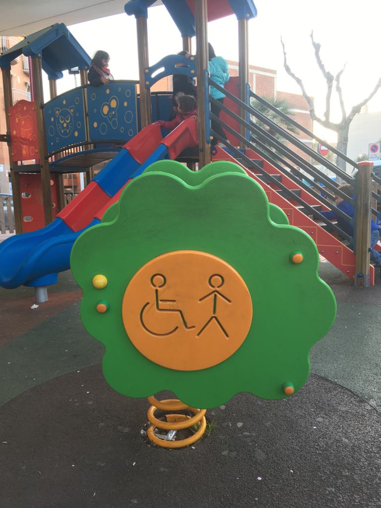 IRiambau's tweet photo. Parcs Infantils amb gronxadors adequats, perquè tots els nens independentment de les seves diversitats funcionals puguin gaudir. #sharediversitas #diversitatuoc1 https://t.co/KhWrQe8Vg6