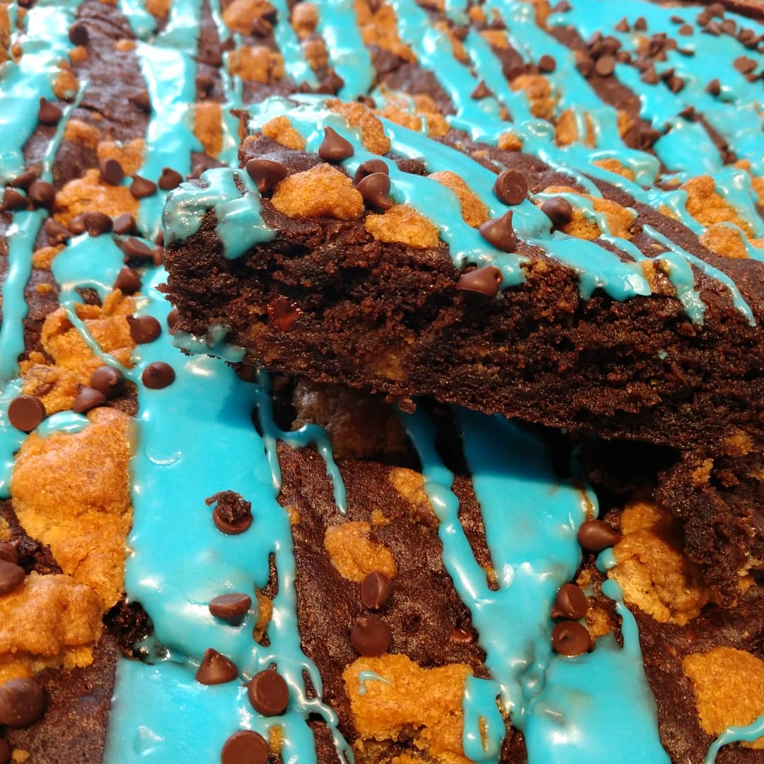 MsJenniferLees's tweet photo. Happy Friyay!!! Cookie Monstah Brownies are in the case @BosPublicMarket fudge brownies with our Cookie dough baked inside, topped with icing and @enjoylifefoods chocolate chips. 🤤🤤🤤🤤🤤 #vegan #glutenfree #nutfree #happyfriyay https://t.co/EcWjYU87k9
