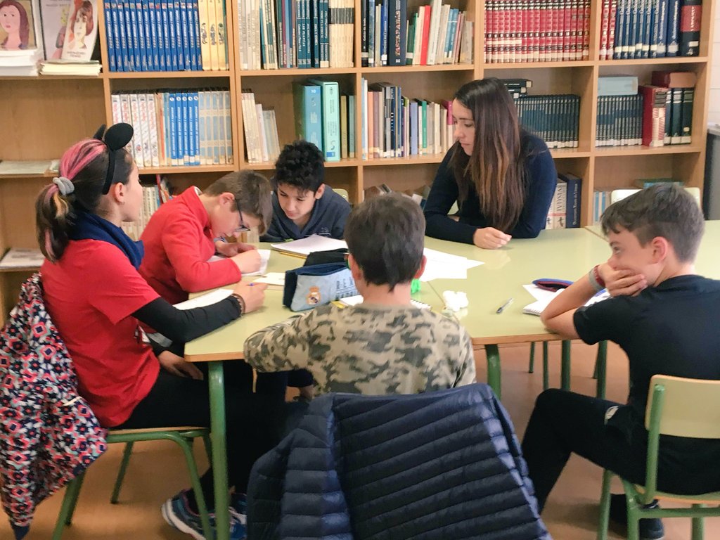redeespora's tweet photo. Esta semana seguimos en ruta coa formación de #radionabiblio na Pobra do Brollón. Coma sempre cousas marabillosas que saen deste cole da man de Dori, Paula e Olga Novo xunto cun alumnado inmerso no mundo da poesía. #poeticasdiversas https://t.co/P5m51wF5iF