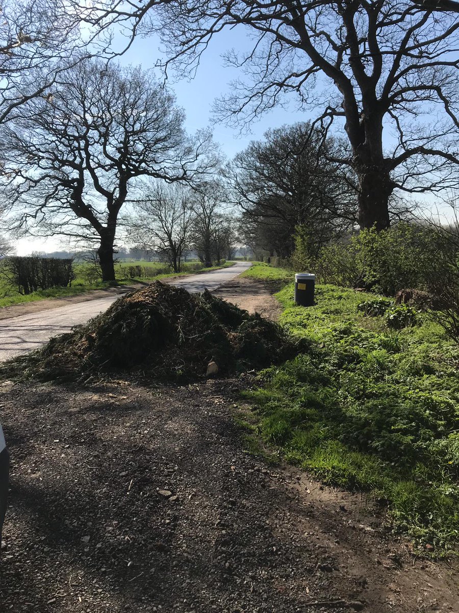 Clean_Leeds's tweet photo. #flytipping #parklane #methley removed. Be aware of who you give your waste to as it could end up #flytipped as this has make sure they are a #wastecarrier authorised by the Environment Agency #clean_leeds @EnvAgency https://t.co/TzOiFTKn40