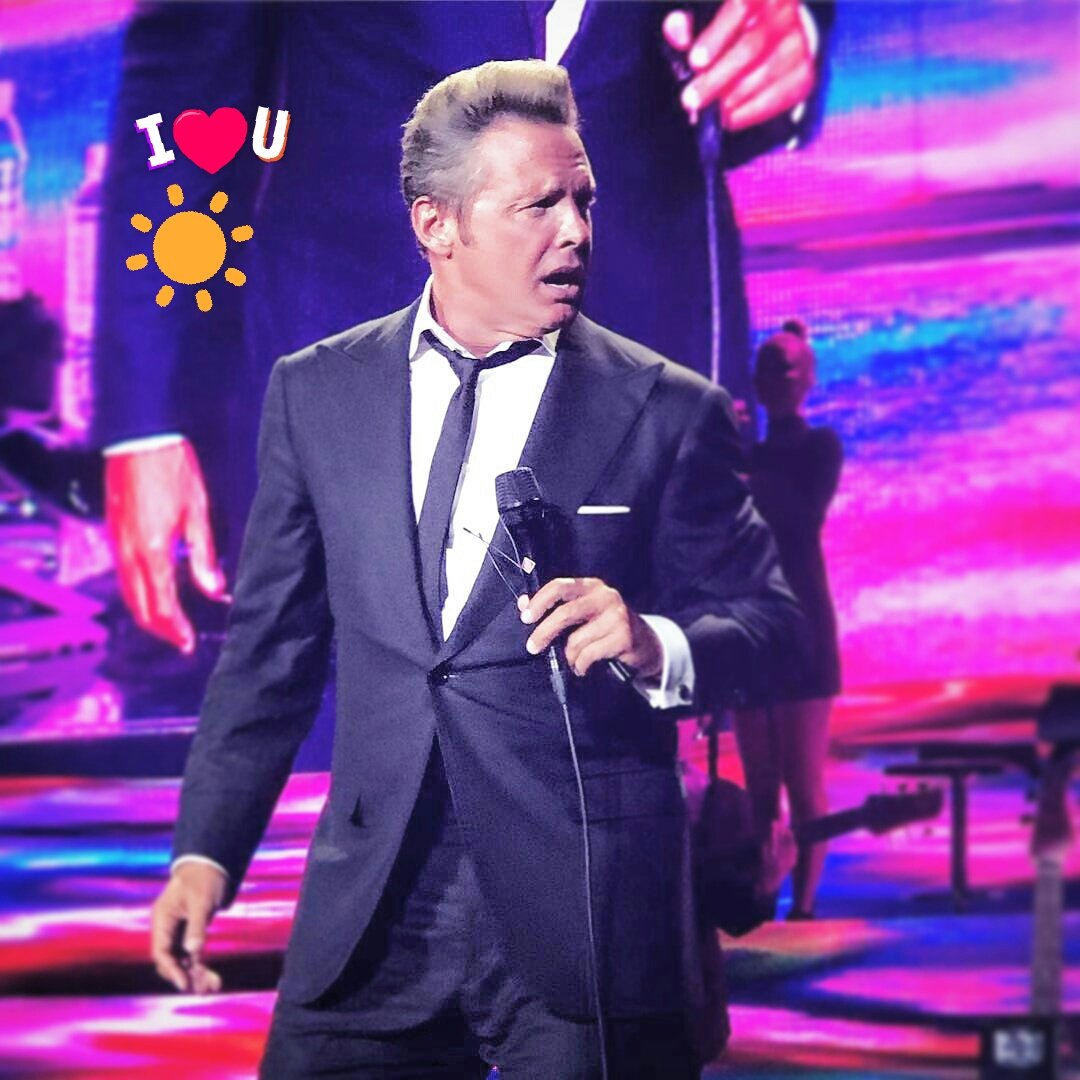 silvanavivas6's tweet photo. Bello como el sol de abril.....#LuisMiguel #tusolotu  @LMXLM. #Mimundoerestu https://t.co/wNb59HbsvP