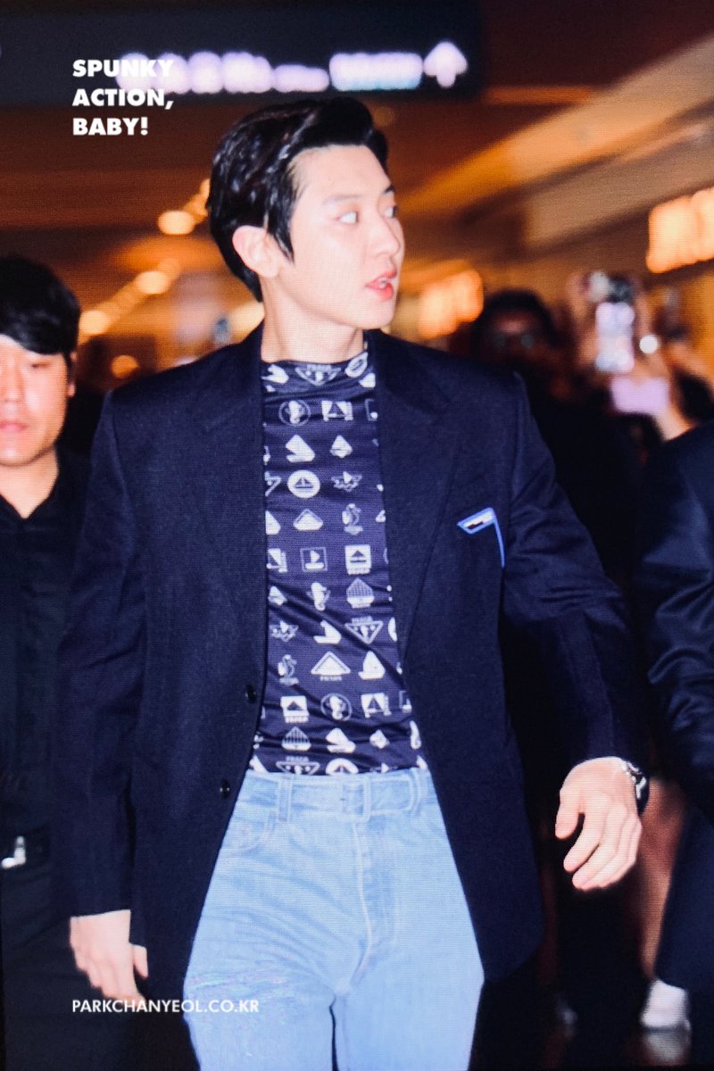 chanyeolit's tweet photo. 190405 PRADA IN SINGAPORE 찬열 / #찬열 #EXO #CHANYEOL ⁠#엑소 @weareoneEXO https://t.co/qZlj8cKh0G