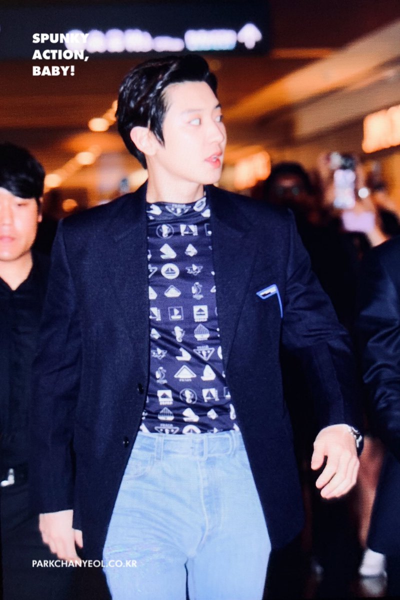 chanyeolit's tweet photo. 190405 PRADA IN SINGAPORE 찬열 / #찬열 #EXO #CHANYEOL ⁠#엑소 @weareoneEXO https://t.co/qZlj8cKh0G