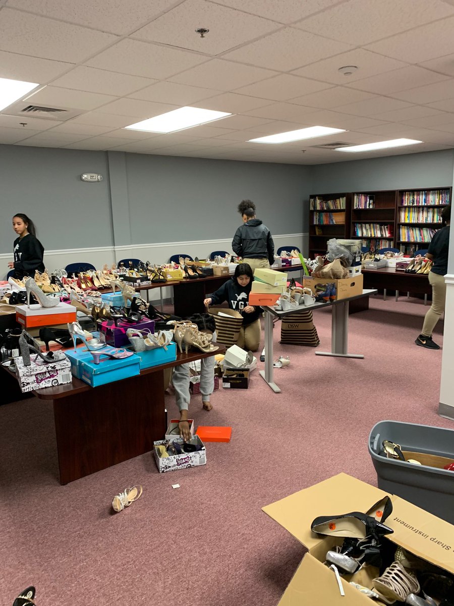 Providence Princess set up! Getting ready for tomorrow at our prom dress giveaway!@ptu958 <a href="/kmac0426/">Kathy McDonough</a> <a href="/rob_pilkington/">Rob Pilkington</a> ⁦@Renny920⁩