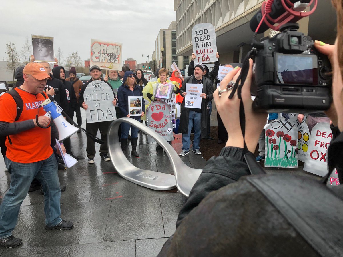 WakeUpFDA's tweet photo. We're standing up for #recovery, standing up for the thousands of people killed by this opioid crisis, standing up for the millions of Americans still suffering. #WakeUpFDA @RyanForRecovery @RecovReformNOW @opioidspoonproj @team_sharing @sacklerpain @YngPplRecover https://t.co/JrmRDGD1ps