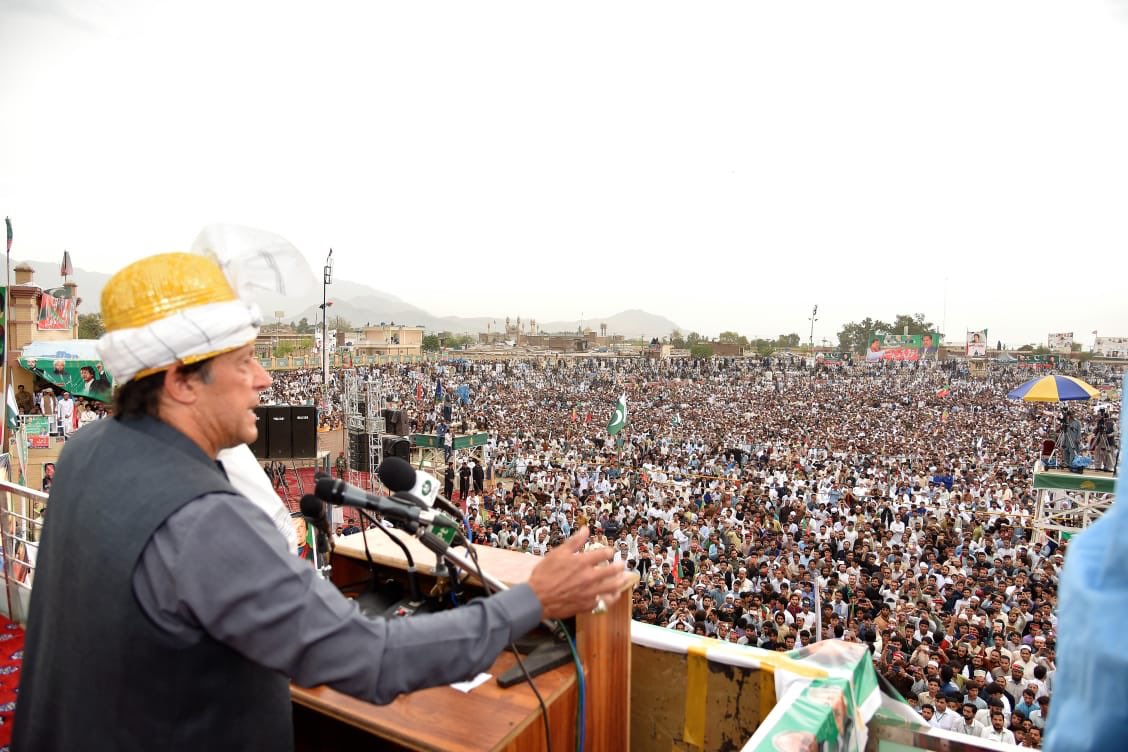 کیا کوئ کہ سکتا ہے اس علا قے میں جنگ کا سماں تھا؟ عمران خان نے باجوڑ اور قبائلی علاقوں کے لوگوں کو مین سٹریم کیا ہے یہ وہ کارنامہ ہے جو  ٹاریخ میں سنہری حروف سے لکھا جائیگا، یہ صرف وہ لیڈر کر سکتا تھا جو نفرت کی بجائے محبت کی بات کرتا ہو اور لوگوں کو تقسیم کرنے کی بجائے جوڑے