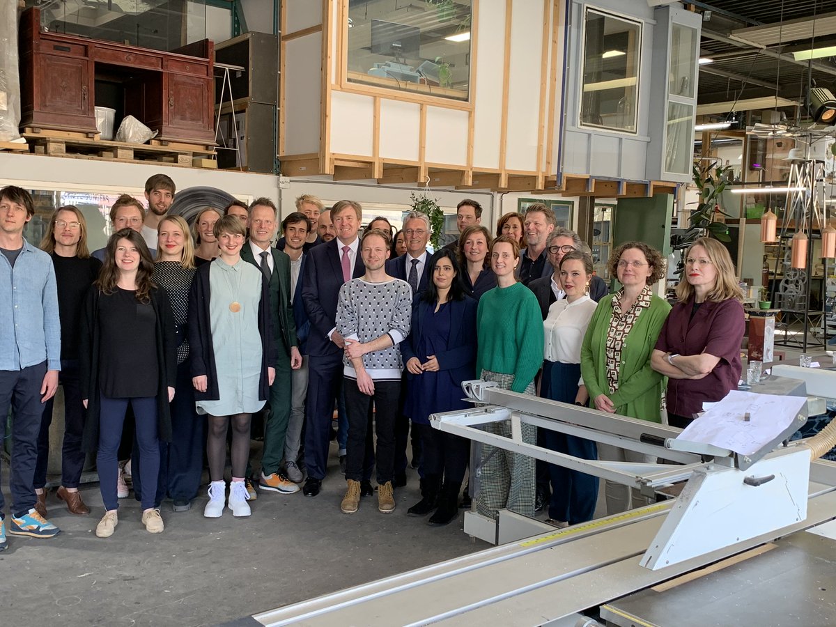 gem_Eindhoven's tweet photo. Vanmiddag bracht koning Willem Alexander een werkbezoek aan Sectie-C in Eindhoven. Op deze broedplaats voor designers werd de koning langs acht ateliers rondgeleid door burgemeester Jorritsma en directeur Martijn Paulen van de Dutch Design Foundation. #dutchdesignfoundation https://t.co/AnIew4WbNF