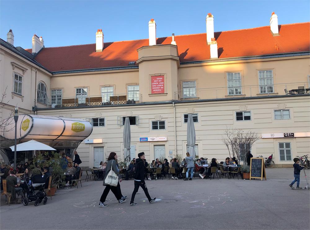 mqwien's tweet photo. Ab ins Wochenende, am besten inklusive kleinen Abstecher zum #BIOSK - versteckte Wohlfühloase im MQ! 🌴 #visitMQ #happyweekend https://t.co/l03FQqYEIB
