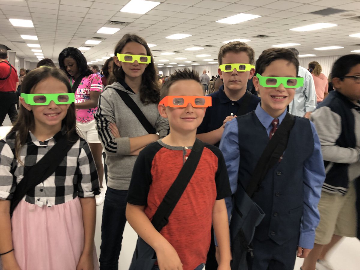 scorpio_melissa's tweet image. So much fun with these scientists today at the Science EXPO!  #VCSscienceEXPO #vcsscience #sunriseleading @alejandroeight @JulienneSaccon1 @LisaB_Sunrise